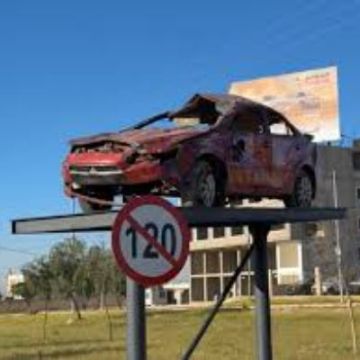 لإحداث صدمة بصرية مبادرة لعرض مركبات حوادث في الطرق العامة