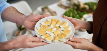 مدة صلاحية البيض المسلوق بين الثلاجة وخارجها مدة صلاحية البيض المسلوق بين الثلاجة وخارجها