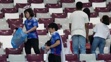 ما سر تنظيف جماهير اليابان للملاعب بعد مباريات كأس العالم؟