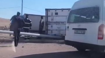 تدهور مركبة محملة بمواد غذائية قرب جسر الموقر تدهور مركبة محملة بمواد غذائية قرب جسر الموقر