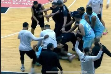 مشاجرة وعراك يوقفان مباراة الفيصلي واتحاد عمّان