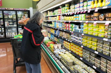 الأعلى منذ 25 عاما.. 55 من الأمريكيين يواجهون تدهورا بأوضاعهم المعيشية