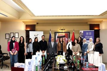 رئيس عمان الأهلية يكرم الطلبة المتميزين إبداعيا بكلية العمارة والتصميم