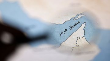 الحرس الثوري يعلن استهداف سفينة مرتبطة بإسرائيل في مضيق هرمز