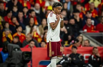 بعد فضيحة العنصرية ضد الإسلام.. نجم ليفربول السابق ينصح لامين جمال بترك إسبانيا