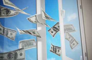 حادثة غريبة في موسكو.. طفلة ترمي حقيبة بـ88 ألف دولار من نافذة المنزل انتقاما من أمها!