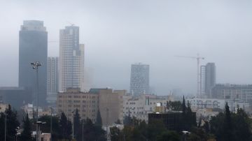 أجواء ماطرة اليوم وتحذيرات من تدني الرؤية الأفقية أجواء ماطرة اليوم وتحذيرات من تدني الرؤية الأفقية