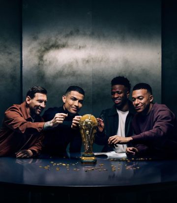 أربعة من أساطير الكرة على طاولة واحدة ما وراء المشهد