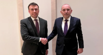 عاجل - وزير الخارجية يلتقي وزير الدولة البرلماني ونائب وزير الدفاع الألماني في برلين