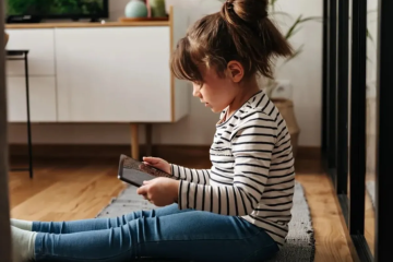 الدمى أم الأجهزة اللوحية.. أيهما يعلم الأطفال فهم المشاعر؟ الدمى أم الأجهزة اللوحية.. أيهما يعلم الأطفال فهم المشاعر؟