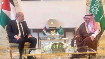 وزير الخارجية يلتقي نظيره السعودي في الرياض