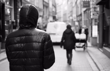 كيف تتصرفين إذا شعرت بأن أحدهم يراقبك؟ كيف تتصرفين إذا شعرت بأن أحدهم يراقبك؟