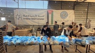 مخبز الحملة الأردنية يوزع الخبز الطازج على نازحين بغزة