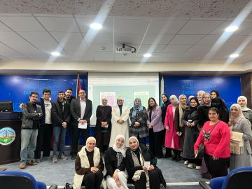 جامعة الزرقاء تنظم محاضرة حول Pathfinders in Pharmacy 