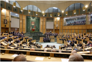 غضب نيابي بعد سحب قانون الضمان: الحكومة وضعتنا في مواجهة الشارع 