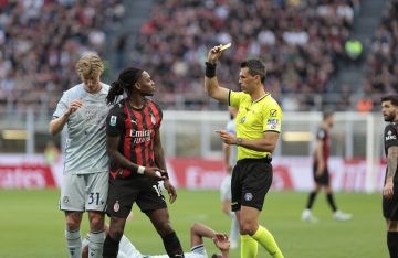 ليلة الهزيمة المدوية لميلان.. رفائيل لياو يسخر من الحكم والأخير يرد بطريقته (فيديو)