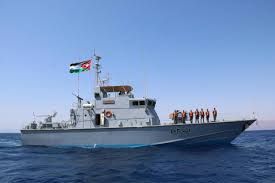 القوة البحرية والزوارق الملكية تنقذ مركبا سياحيا في العقبة