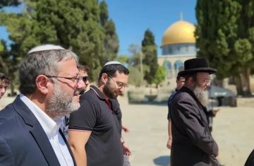 الوزير المتطرف بن غفير يقتحم المسجد الأقصى الوزير المتطرف بن غفير يقتحم المسجد الأقصى
