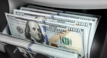 الدولار يتجه لتحقيق أول مكاسب أسبوعية في 3 أسابيع