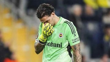 أبعد الكاميرا بعنف ..  تصرف غريب من إيدرسون بعد سقوطه مصابا (فيديو)