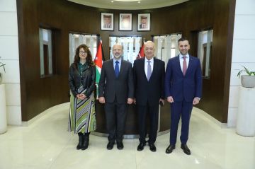 رئيس الوزراء الأسبق الرزاز في حوارات الشرق الأوسط: العالم يعيد تشكيل نفسه وتمكين الشباب مفتاح حماية الأردن رئيس الوزراء الأسبق الرزاز في حوارات الشرق الأوسط: العالم يعيد تشكيل نفسه وتمكين الشباب مفتاح حماية الأردن