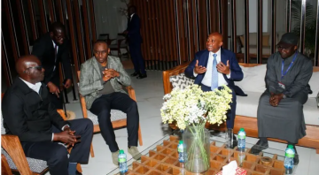 رئيس "كاف" يصل السنغال بعد قرار "التجريد" ..  ويلتقي بالرئيس