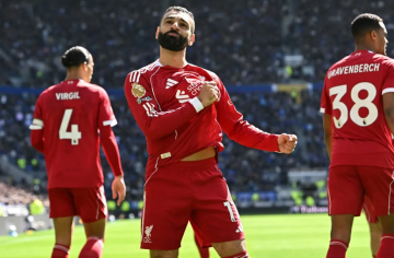 صلاح يغادر الملعب أثناء مباراة كريستال بالاس بسبب الإصابة