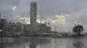 زخات أمطار وتحذيرات من تشكل السيول والضباب والعواصف الرعدية