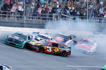بالفيديو.. تصادم جماعي بين 26 سيارة في سباق ناسكار بالولايات المتحدة‬