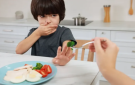 لا تجبري طفلك على تناول الطعام.. 8 خطوات بسيطة لتعزيز شهيته