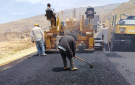 إنجاز أعمال الخلطات الإسفلتية في الجزء الثاني من مشروع طريق كثربا - الأغوار