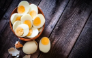 كيف يؤثر تناول البيض بشكل يومي على الأعصاب؟