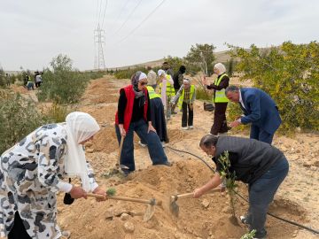طلبة الشرق الأوسط يرفدون الغطاء النباتي بزراعة 200 شتلة في غابات اليوبيل طلبة الشرق الأوسط يرفدون الغطاء النباتي بزراعة 200 شتلة في غابات اليوبيل