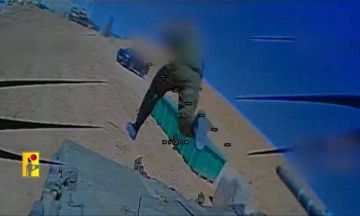 لحظة هروب جندي إسرائيلي من دبابة ميركافا استهدفها حزب الله(فيديو) لحظة هروب جندي إسرائيلي من دبابة ميركافا استهدفها حزب الله(فيديو)