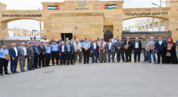 الأمن العام يكرم السائقين تقديرا لالتزامهم بقواعد المرور الأمن العام يكرم السائقين تقديرا لالتزامهم بقواعد المرور