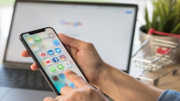 دراسة لتحديد سن أدنى لاستخدام منصات التواصل الاجتماعي دراسة لتحديد سن أدنى لاستخدام منصات التواصل الاجتماعي