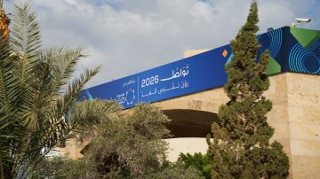 ولي العهد ترافقه سمو الأميرة رجوة يصلان إلى مقر انعقاد منتدى تواصل 2026