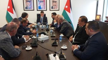 بحث تعزيز انسيابية حركة الشحن في ميناء العقبة بحث تعزيز انسيابية حركة الشحن في ميناء العقبة