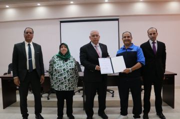 تكريم فريق الكلية لكرة القدم بعد إحراز المركز الثاني في الاستقلال تكريم فريق الكلية لكرة القدم بعد إحراز المركز الثاني في الاستقلال