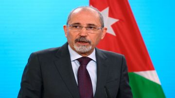 وزير الخارجية يبحث مع نظيره البحريني تطورات الأوضاع الإقليمية في المنطقة وزير الخارجية يبحث مع نظيره البحريني تطورات الأوضاع الإقليمية في المنطقة