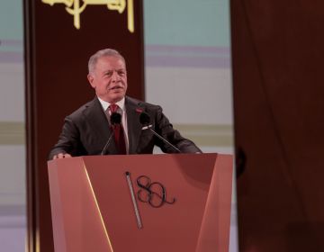 الملك يعانق الأردنيون في خطابه الملك يعانق الأردنيون في خطابه