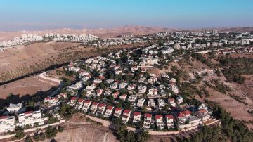 مستوطنون يشرعون بإقامة بؤرة استيطانية قرب مدارس ومنازل غرب سلفيت