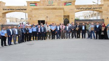 الأمن العام يكرم السائقين المتميزين تقديرا لالتزامهم بقواعد المرور الأمن العام يكرم السائقين المتميزين تقديرا لالتزامهم بقواعد المرور