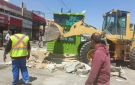  أشغال الزرقاء تباشر إزالة الأكشاك المخالفة على أوتوستراد الزرقاء المفرق