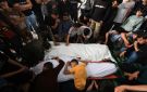 3 شهداء و17 إصابة بقصف مروحي في خان يونس وغربي غزة