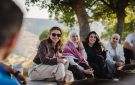 الملكة تشارك مجموعة من الشباب المسير في سحم الكفارات وتطلع على مبادرات مجتمعية