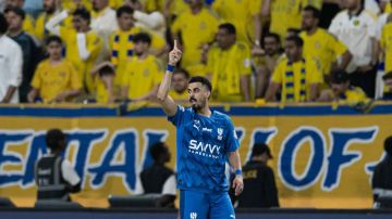 6 تعساء بتفاوض الهلال السعودي مع صخرة ليفربول