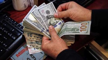 الدولار يصعد بفضل توقعات رفع الفائدة الأميركية الدولار يصعد بفضل توقعات رفع الفائدة الأميركية