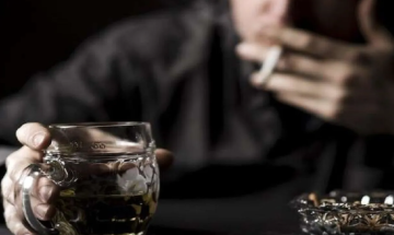 عواقب خطيرة للجمع بين الكحول والتدخين عواقب خطيرة للجمع بين الكحول والتدخين