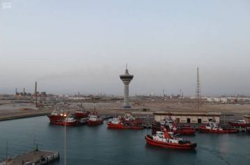السعودية تدشن خطا ملاحيا استراتيجيا يربطها بالعالم وميناءين عربيين هامين السعودية تدشن خطا ملاحيا استراتيجيا يربطها بالعالم وميناءين عربيين هامين